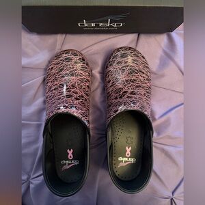 DANSKO Professional Pink Scribble Patent Sz 41 (706-960202) NIB